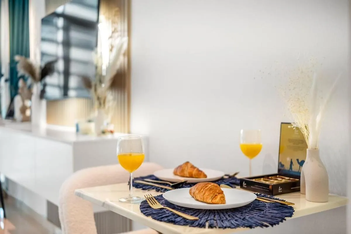 Stunning Palm Studio - Rooftop Infinity Pool & Private Beach Access - Maxstays Dubai 0*,  United Arab Emirates