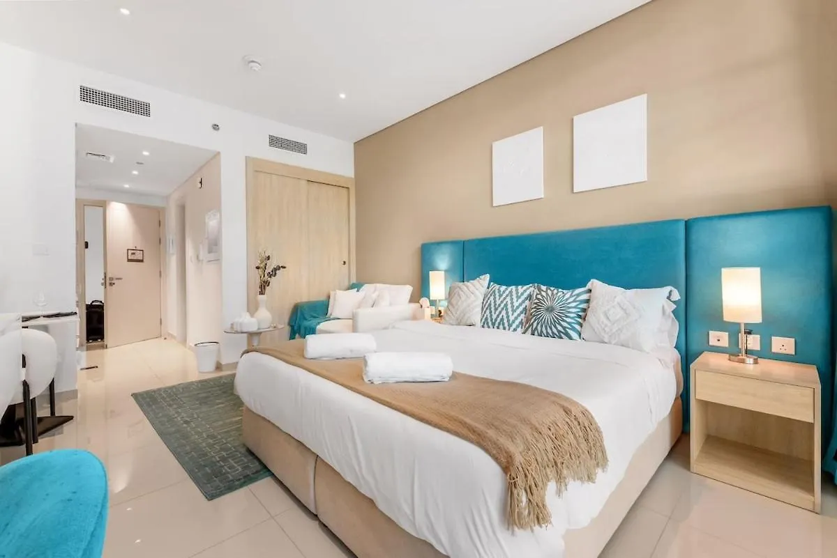 Stunning Palm Studio - Rooftop Infinity Pool & Private Beach Access - Maxstays Dubai